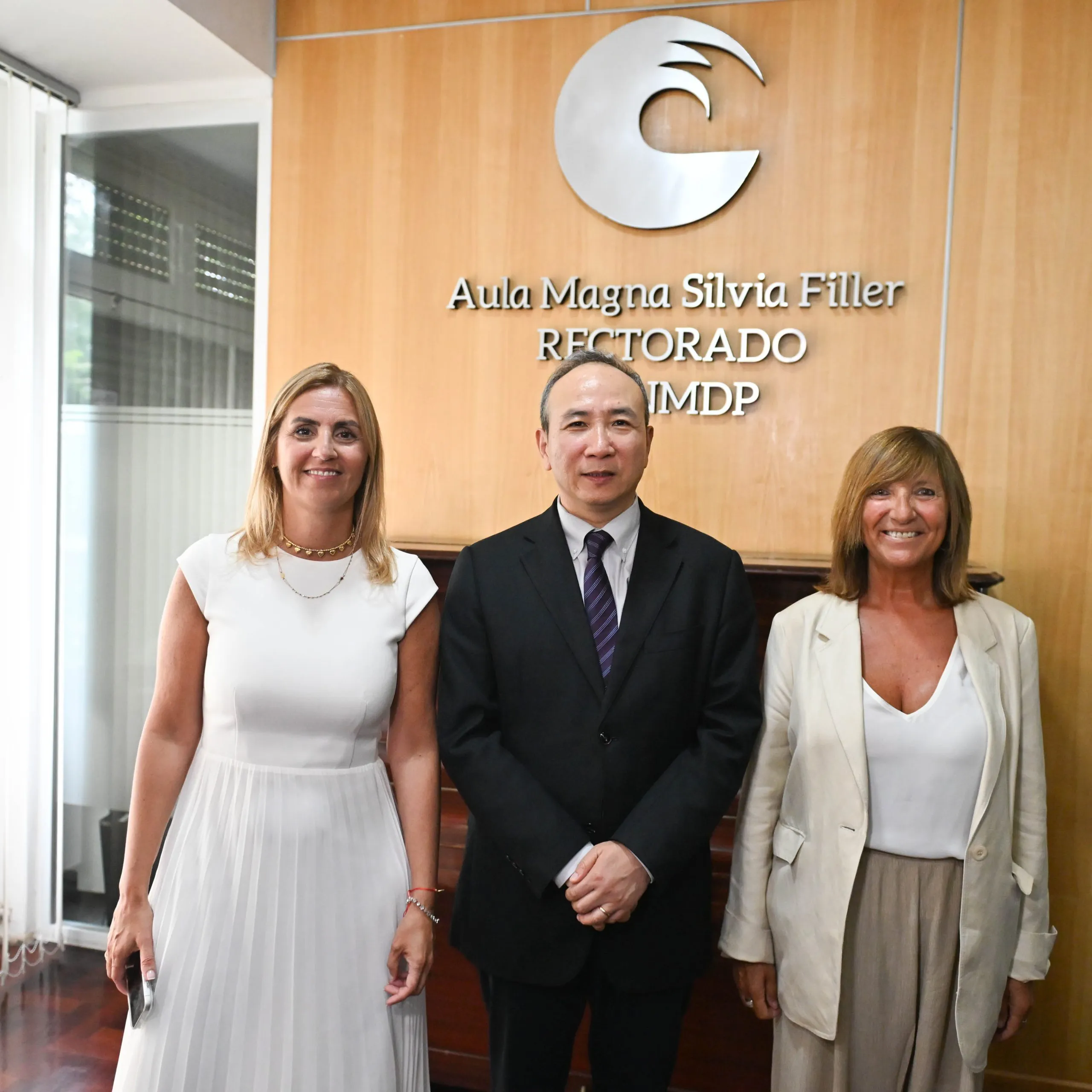 Wei-Wang-Embajador-Chino-Monica-Biasone-Marina-Sanchez-Herrero-2-scaled
