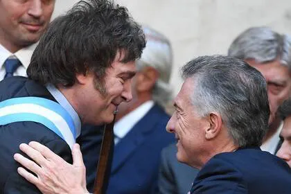 milei-y-macri-durante-la-asuncion-presidencial-LHXQG6SFBNCMTBDISUYSXTQIU4