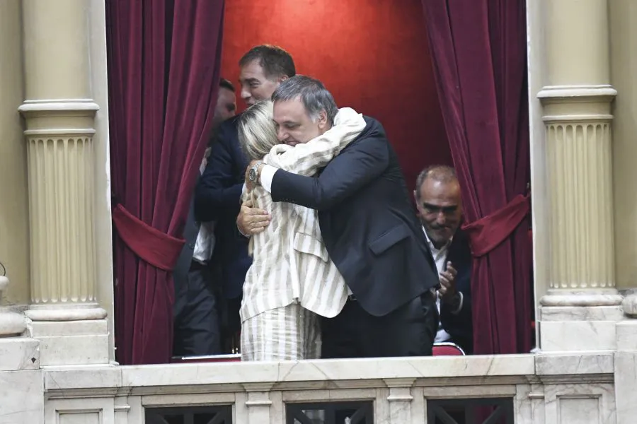 Karina Milei abrazo Manuel Adorni reforma laboral