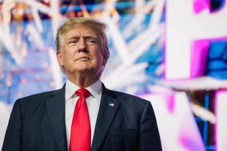 image-trump-holds-46961914-202501161_46980787_20250119091407