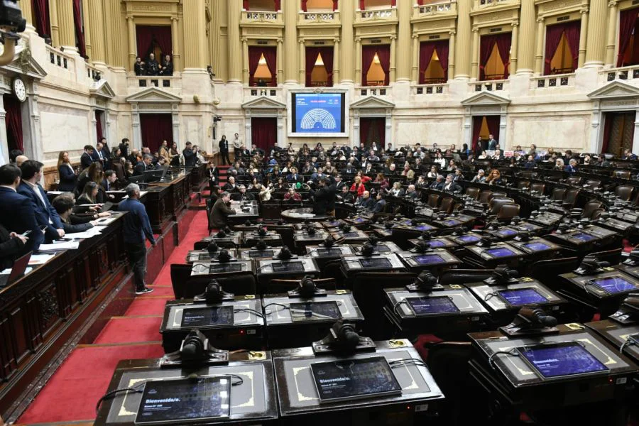 El oficialismo logró desactivar la sesión para emplazar la interpelación a Manuel Adorni