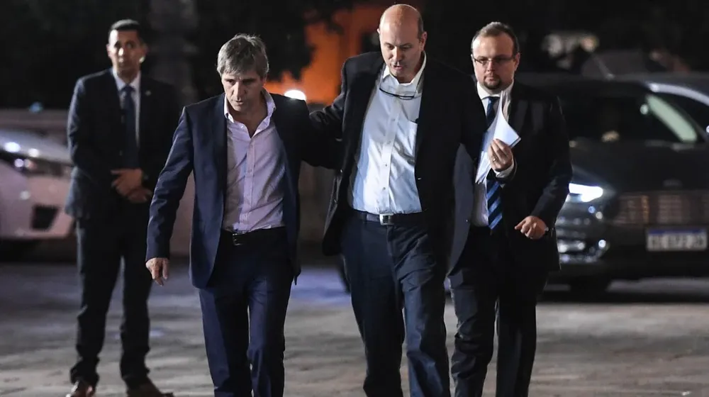 otros-tiempos-luis-caputo-y-federico-sturzenegger-se-mostraron-abrazados-en-2018-en-medio-de-las-versiones-de-internas-durante-el-gobierno-de-mauricio-macri-foto-archivo-RRIOTBWDVGOI47SNSOUUTWKUWA