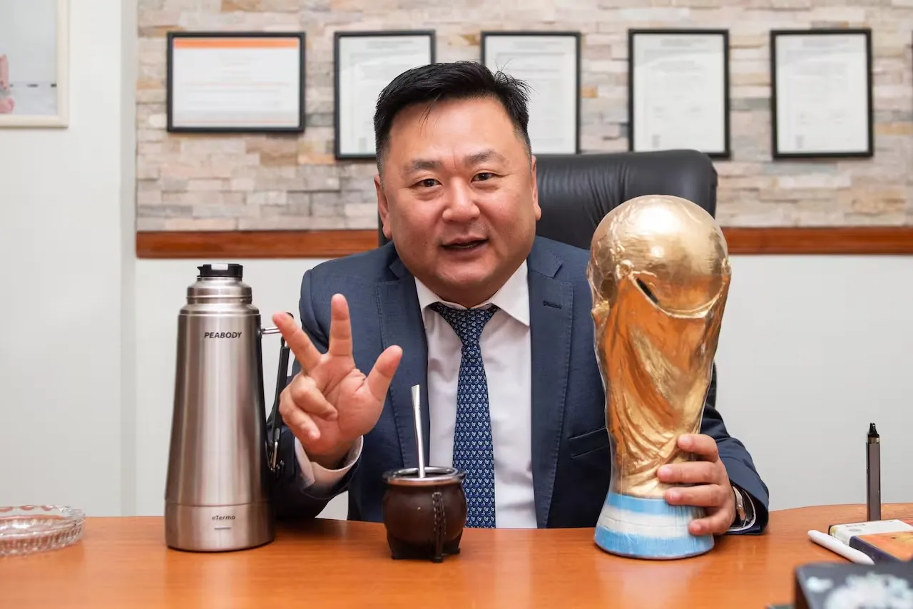 la-replica-de-la-copa-del-mundo-fue-un-regalo-de-7NIHH2AT25EYDF5IHYRVV3OT3M