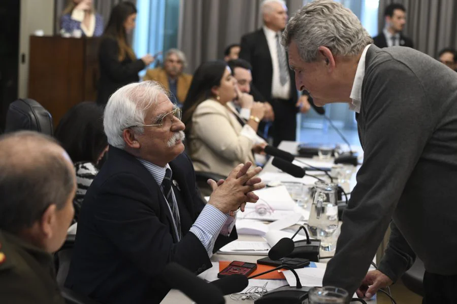 El lbiertario Zapata quedó cara a cara con Agustín Rossi en el final escandaloso de la reunión (Foto HCDN)