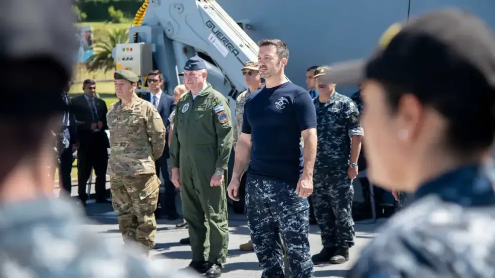 con-un-look-a-lo-zelenski-luis-petri-realizo-un-operativo-en-la-milla-201-20240115-1738107