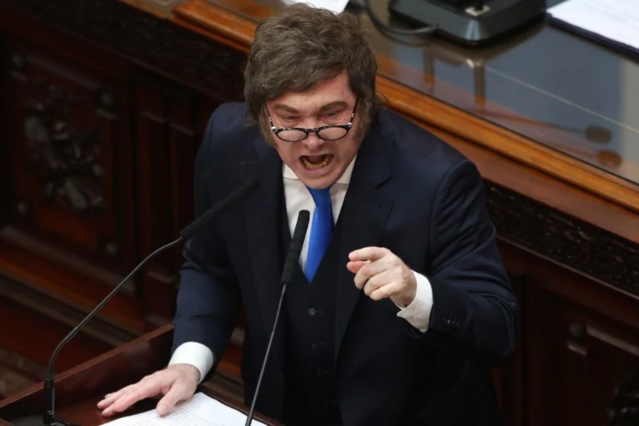 Javier Milei enojado en el Congreso