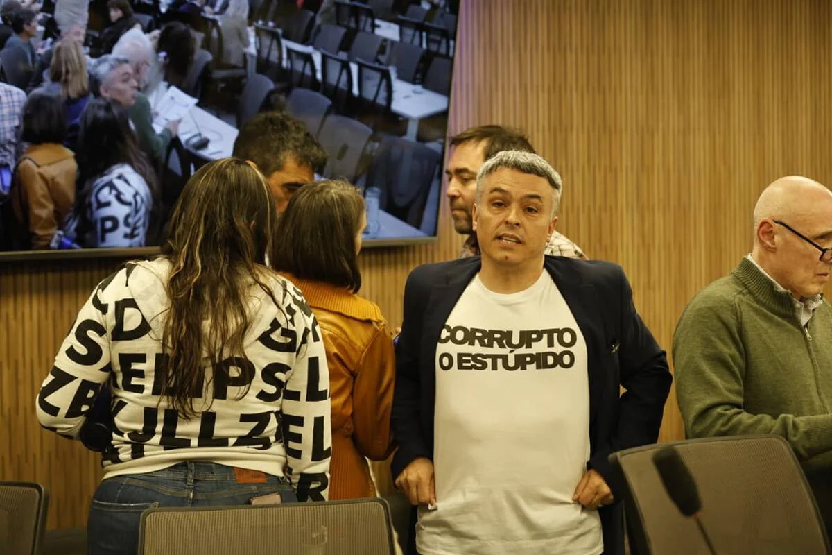 el-diputado-esteban-paulon-con-una-remera-que-E5PZGRQW5JGI7MGJKZYJ5TCENY