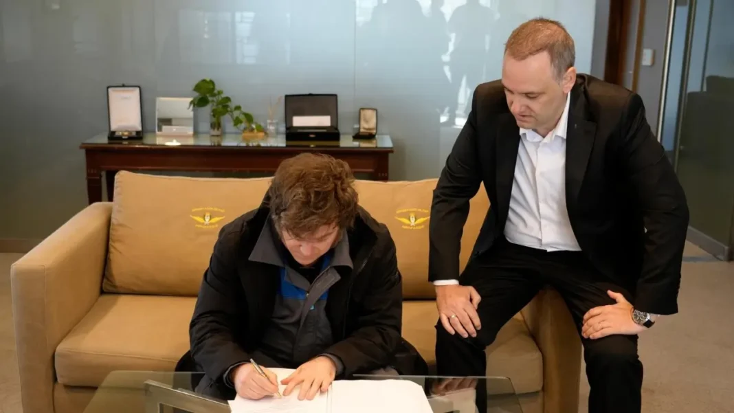 Milei-firma-reforma-laboral-1-1068x601