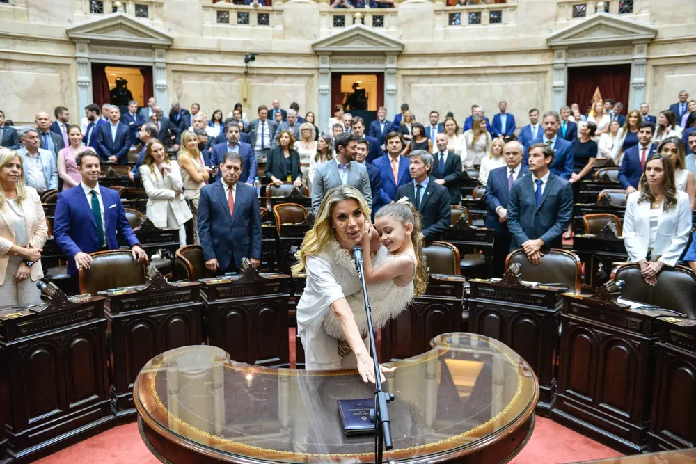 Diputados recibió a sus nuevos legisladores en una sesión de jura caótica