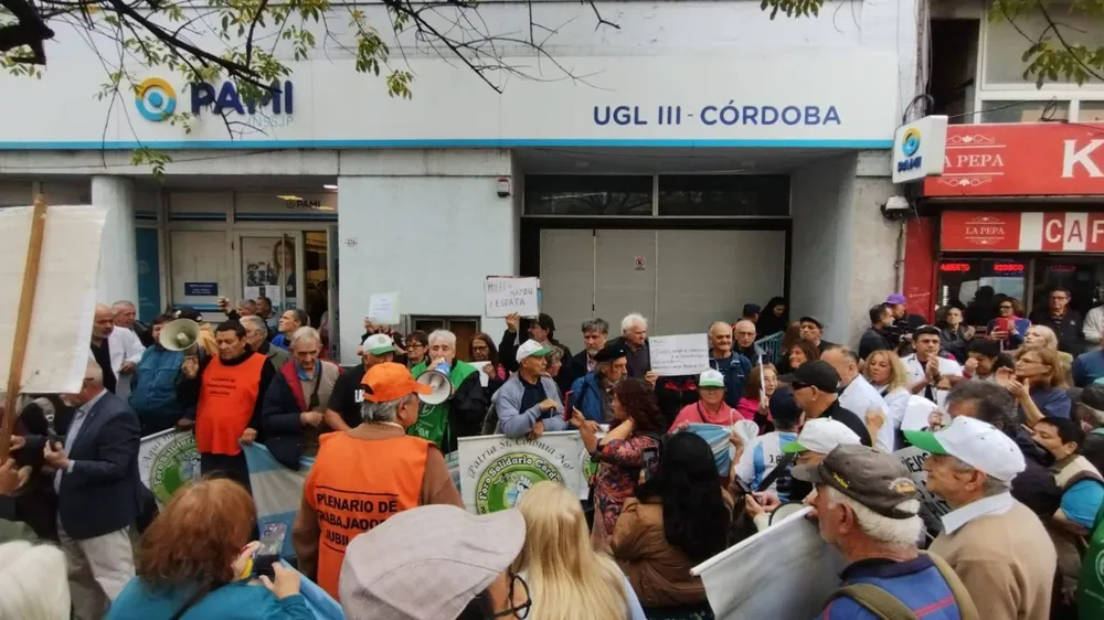 Manifestacion-en-las-puertas-del-PAMI-ATE-Cordoba-1 (1)